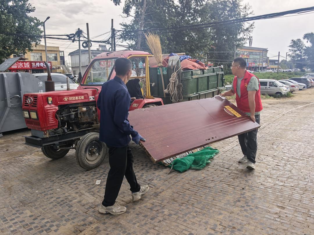 榆阳区崇文路街道葡萄园社区：清理空闲地杂物 优化辖区人居环境