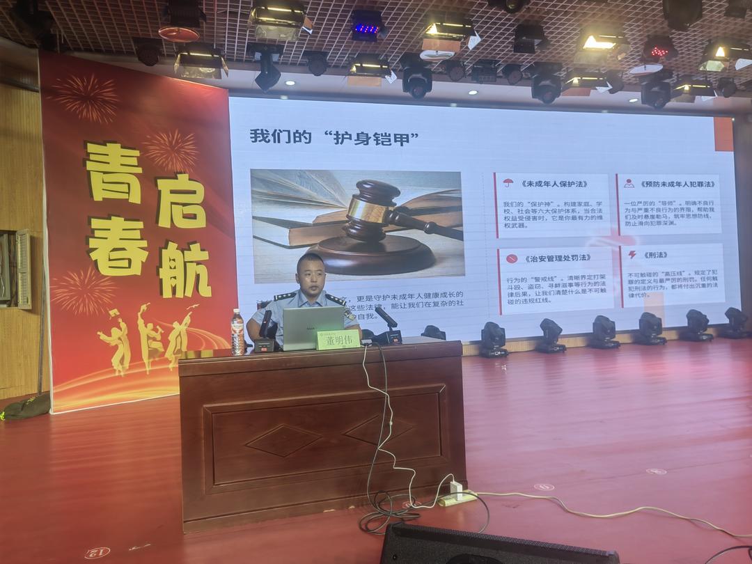 6月25日下午，吴堡县公安局特巡警大队民警走进吴堡中学，开展“知行于心 守法于行”法治教育讲座。