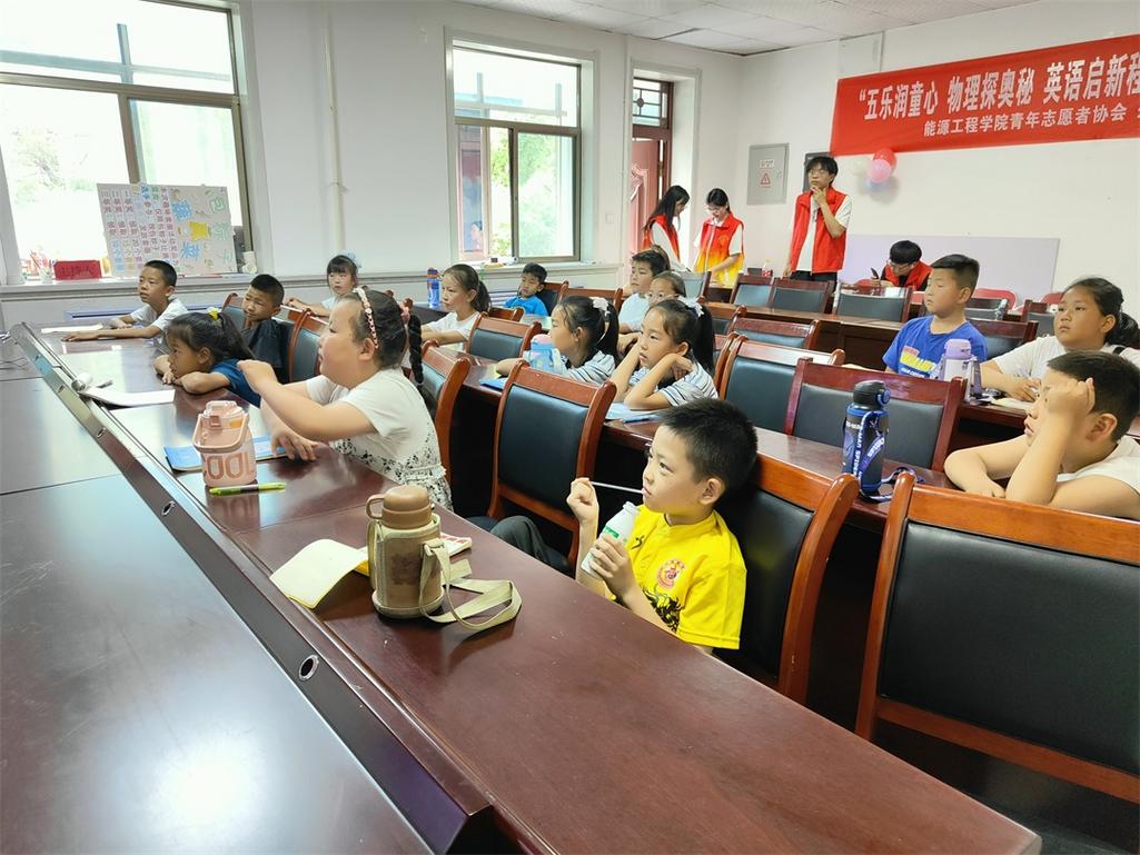 6月27日,榆阳区鼓楼街道鸳鸯湖社区联合榆林大学志愿者举办“七彩课堂”周末班结课活动。