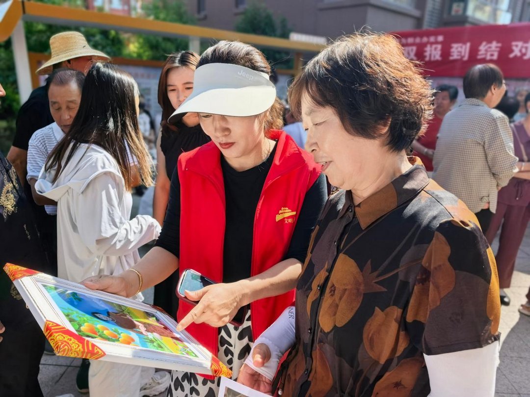7月3日,榆阳区明珠路街道裕华路社区联合榆林公交公司揭牌启用“幸福理发室”,并同步开展义剪与公益拍照服务。