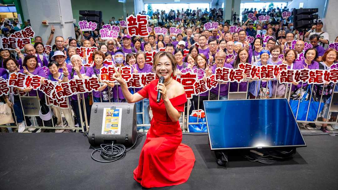 《中年好聲音》實力唱將顏志恒及龍婷在公眾席的表演台獻唱經典金曲，與現場觀眾共慶回歸。