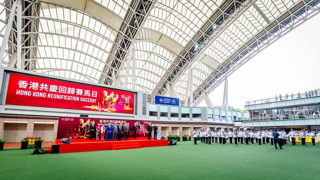 著名男高音張英席與《中年好聲音》人氣實力唱將譚輝智在香港警察樂隊的現場伴奏與莊嚴奏樂下，以雄渾激昂的歌聲領唱中華人民共和國國歌。