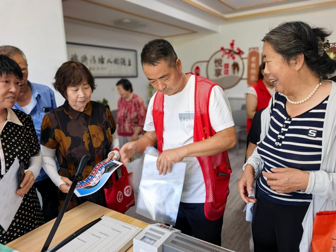 7月3日,榆阳区明珠路街道裕华路社区联合榆林公交公司揭牌启用“幸福理发室”,并同步开展义剪与公益拍照服务。