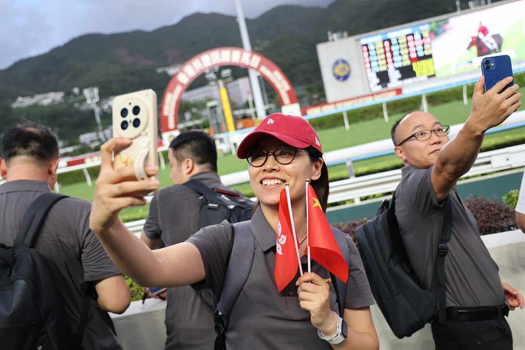 市民及遊客可免費進入沙田及跑馬地馬場公眾席，並以優惠價享用指定餐廳套餐及選購指定商品，共慶回歸。