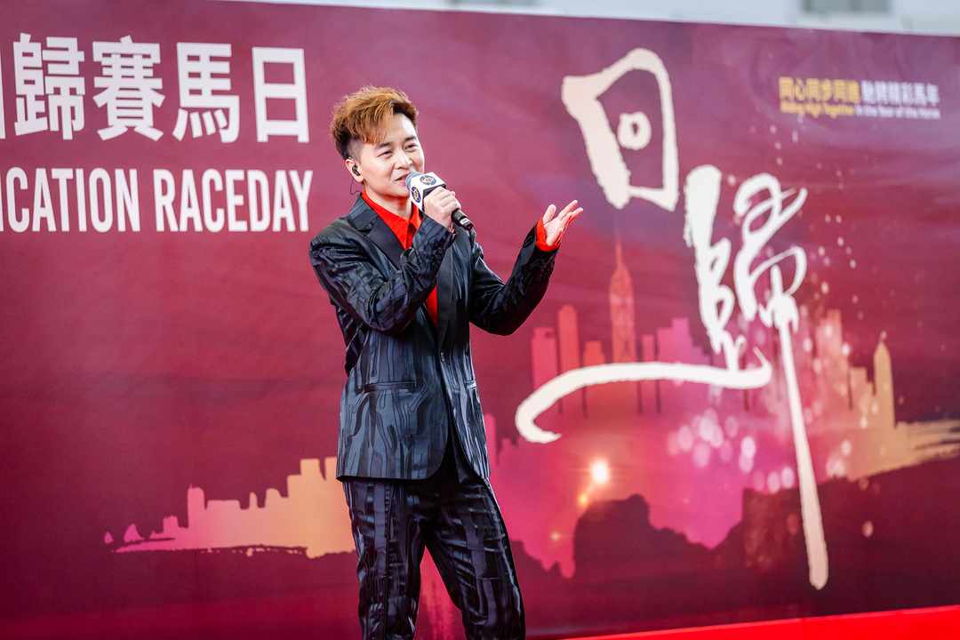 《中年好聲音》人氣實力唱將譚輝智參與開幕儀式獻唱名曲。
