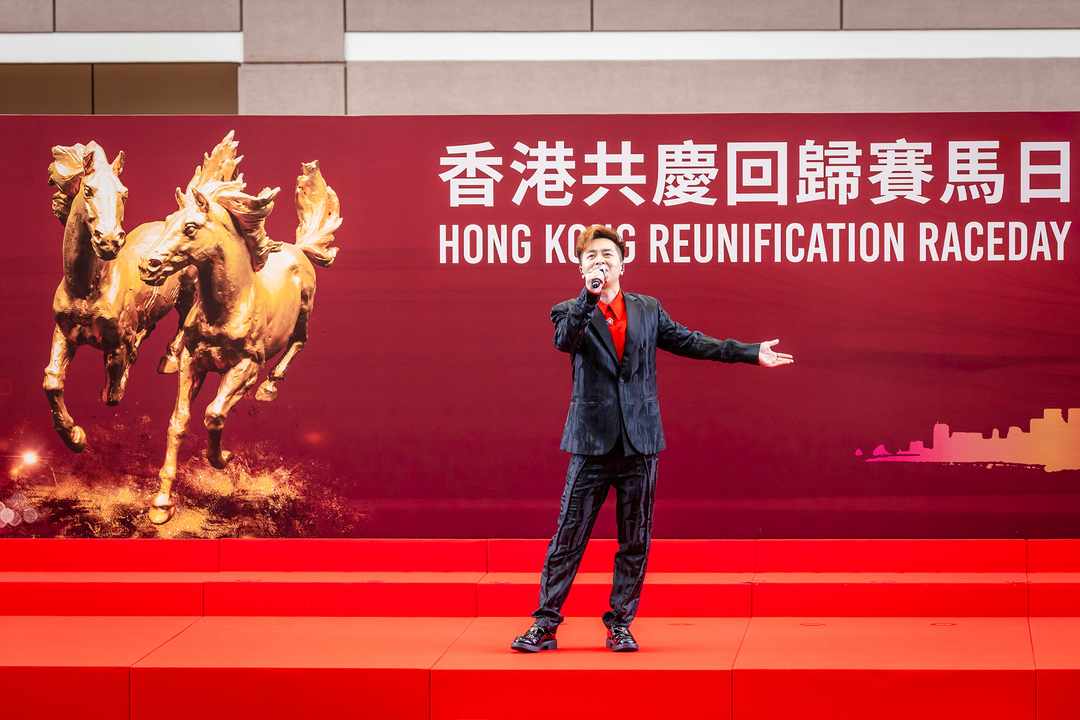 《中年好聲音》人氣實力唱將譚輝智參與開幕儀式獻唱名曲。