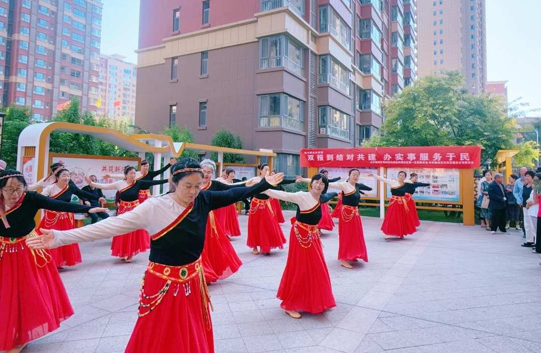 7月3日,榆阳区明珠路街道裕华路社区联合榆林公交公司揭牌启用“幸福理发室”,并同步开展义剪与公益拍照服务。