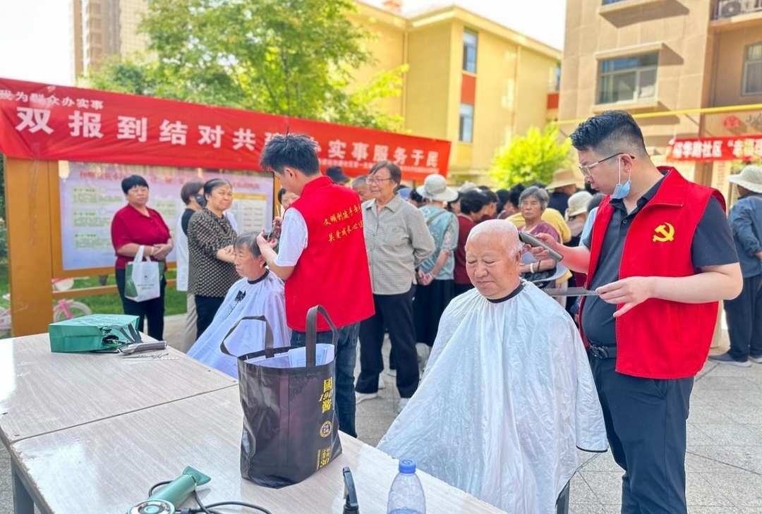 7月3日,榆阳区明珠路街道裕华路社区联合榆林公交公司揭牌启用“幸福理发室”,并同步开展义剪与公益拍照服务。