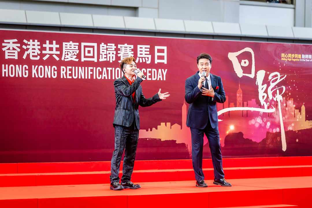著名男高音張英席與《中年好聲音》人氣實力唱將譚輝智在開幕儀式合唱。