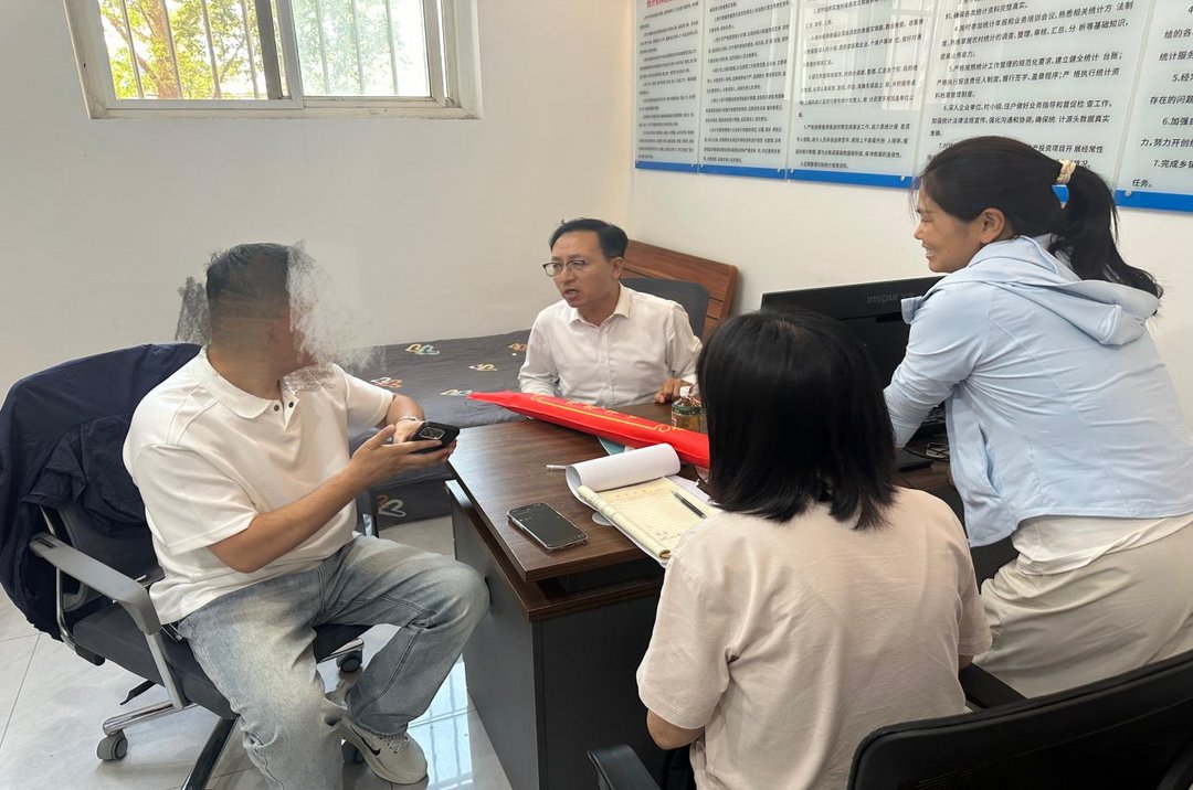 此前，居民李某因井盖破损受伤，与物业赔偿协商陷入僵局，经社区两次耐心调解，双方最终达成现金赔付协议，握手言和。
