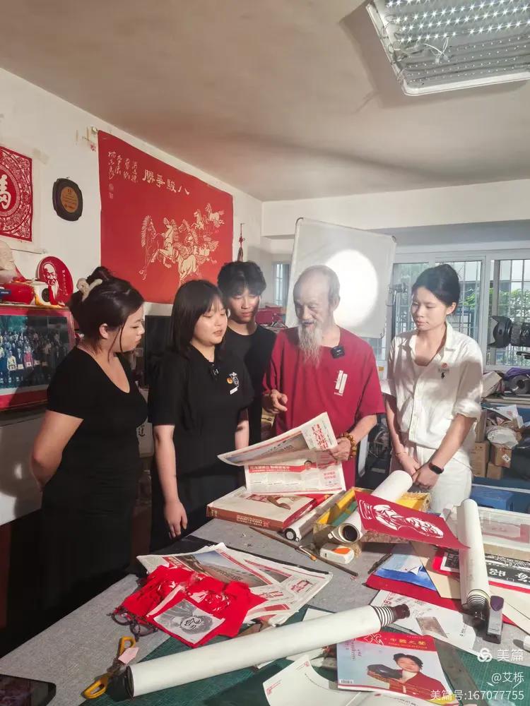 泉州医学高等专科学校马克思主义学院非遗传承队对厦门剪纸非遣传承人洪志标教授进行采访