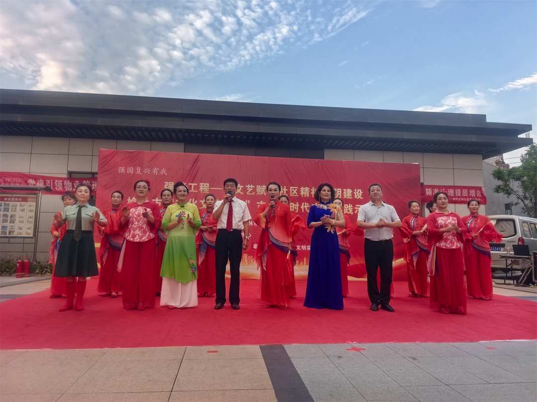 7月12日傍晚,榆阳区崇文路街道寨城庄社区联合市老干部活动中心等单位,在桃李天下小区东门举办新时代文明实践文艺展演。