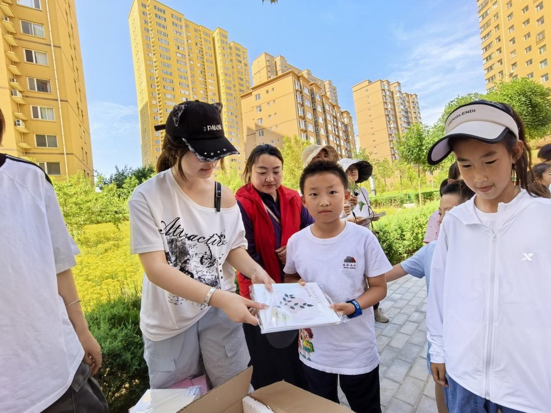 近日,榆阳区明珠路街道三辰社区联合榆林大学园林专业师生开展“钢笔画新绿,童心悟自然”科普实践活动。