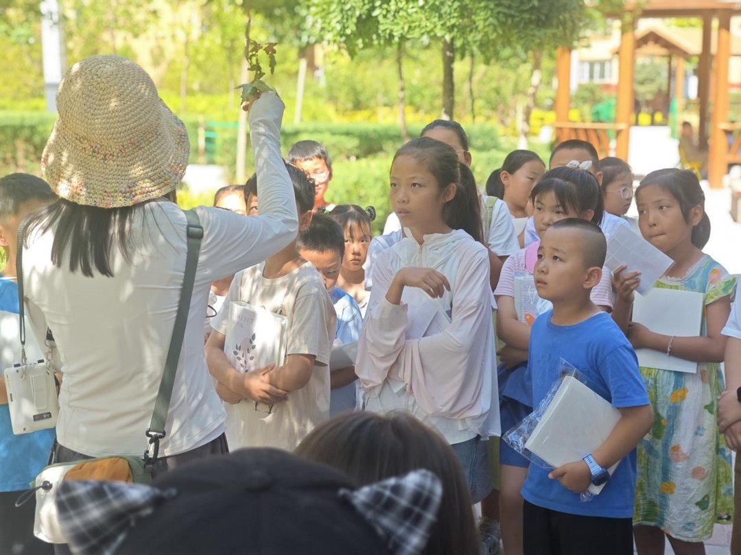 近日,榆阳区明珠路街道三辰社区联合榆林大学园林专业师生开展“钢笔画新绿,童心悟自然”科普实践活动。