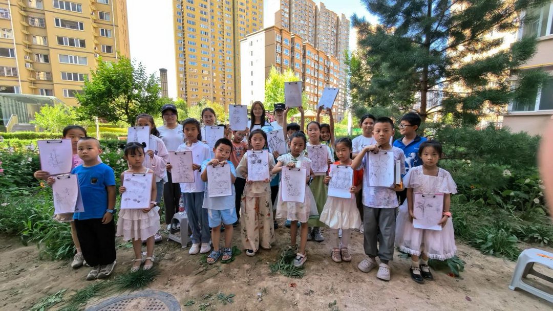 近日,榆阳区明珠路街道三辰社区联合榆林大学园林专业师生开展“钢笔画新绿,童心悟自然”科普实践活动。