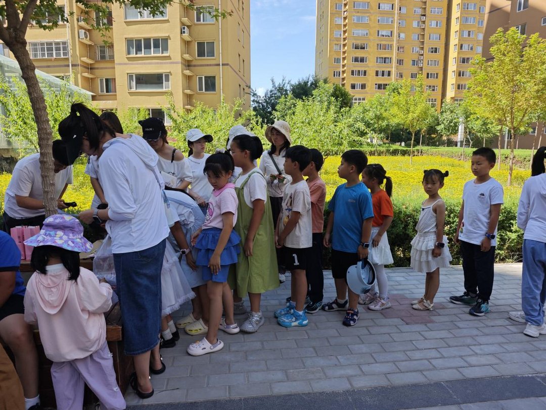 近日,榆阳区明珠路街道三辰社区联合榆林大学园林专业师生开展“钢笔画新绿,童心悟自然”科普实践活动。