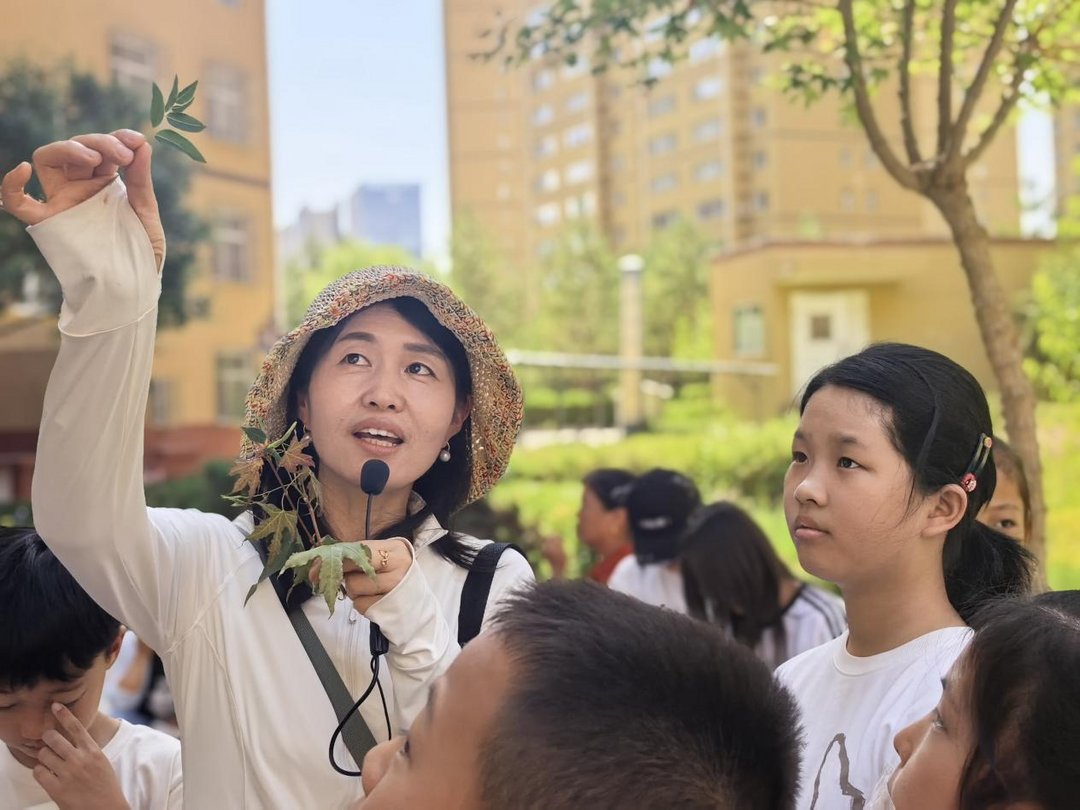近日,榆阳区明珠路街道三辰社区联合榆林大学园林专业师生开展“钢笔画新绿,童心悟自然”科普实践活动。