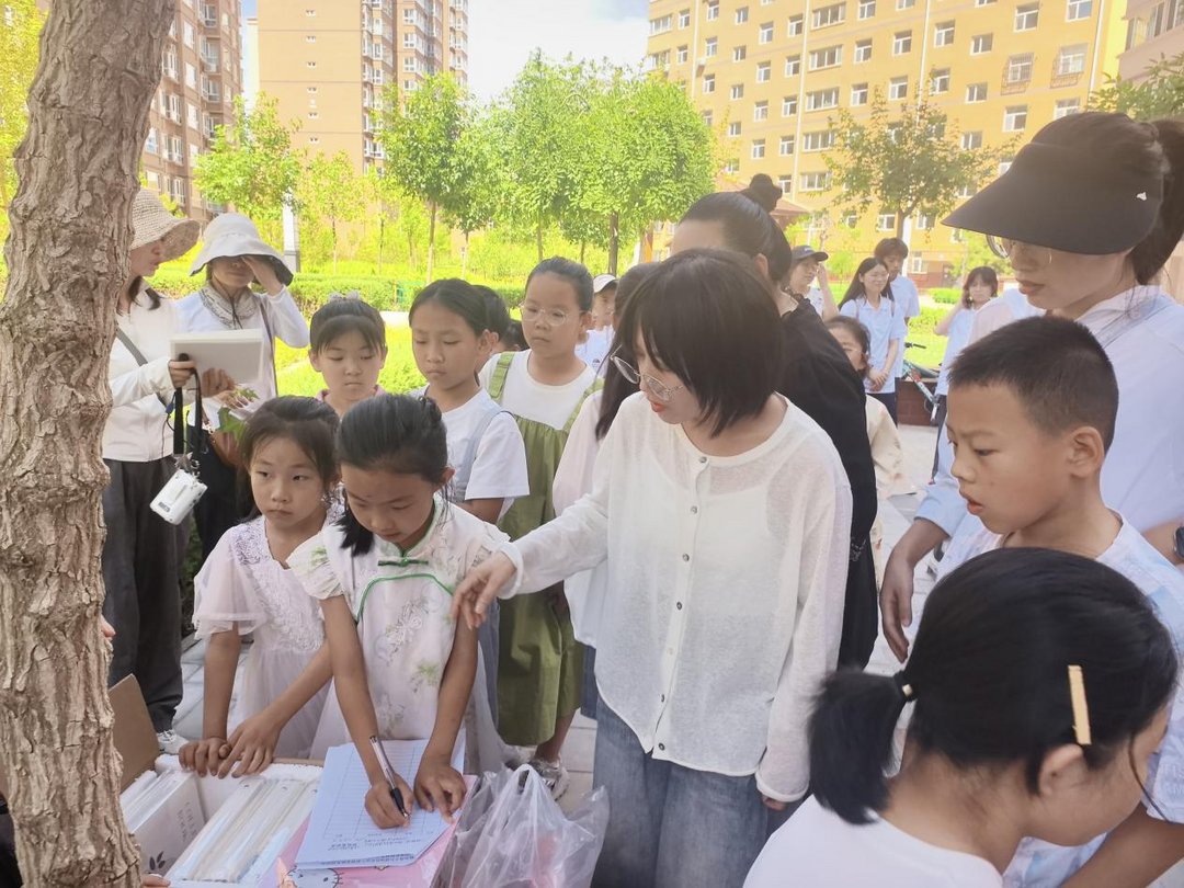 近日,榆阳区明珠路街道三辰社区联合榆林大学园林专业师生开展“钢笔画新绿,童心悟自然”科普实践活动。