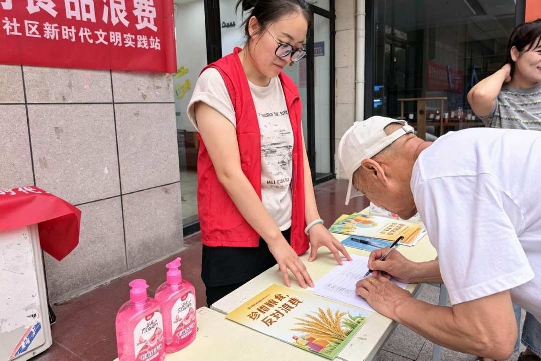 7月16日,榆林市榆阳区明珠路街道东环路社区联合区发改科技局开展“珍惜粮食、反对浪费”宣传活动。