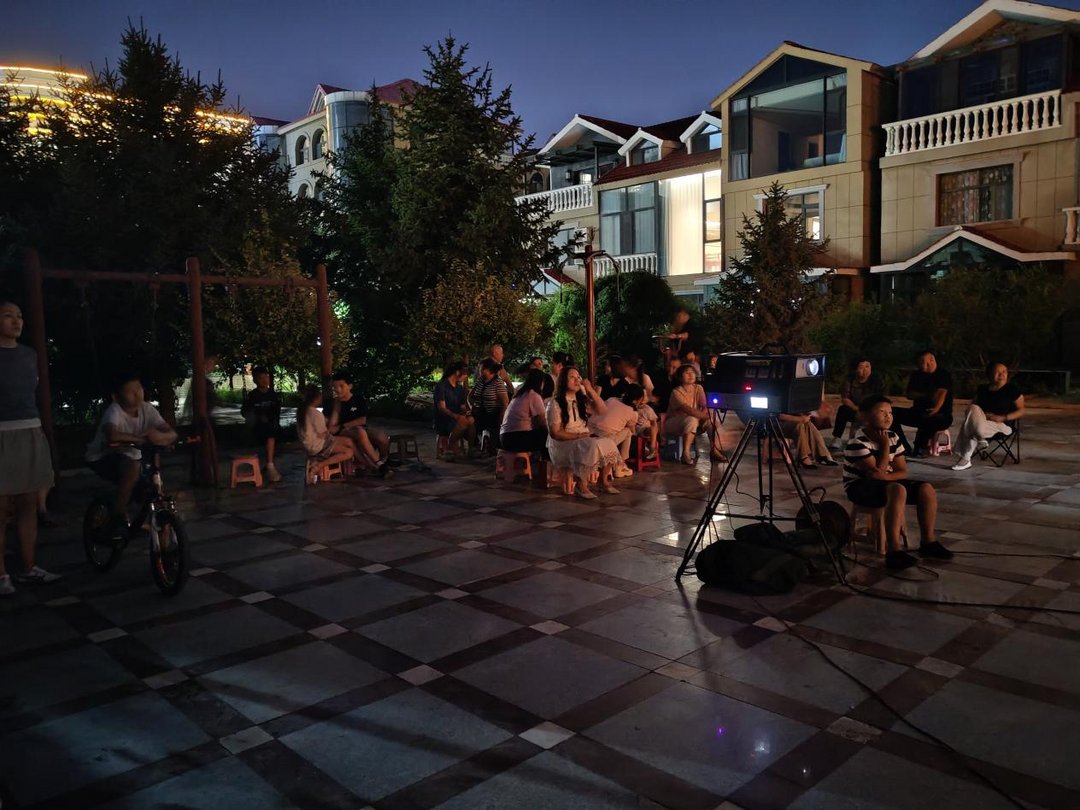7月22日傍晚，榆阳区明珠路街道东环路社区在绿园小区广场放映公益露天电影。