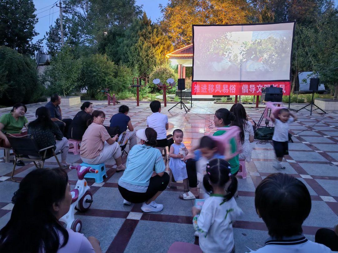 7月22日傍晚，榆阳区明珠路街道东环路社区在绿园小区广场放映公益露天电影。