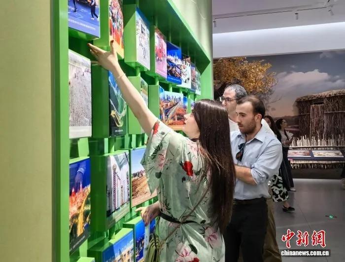 欧洲15个国家的20名外交官参访团走进新疆