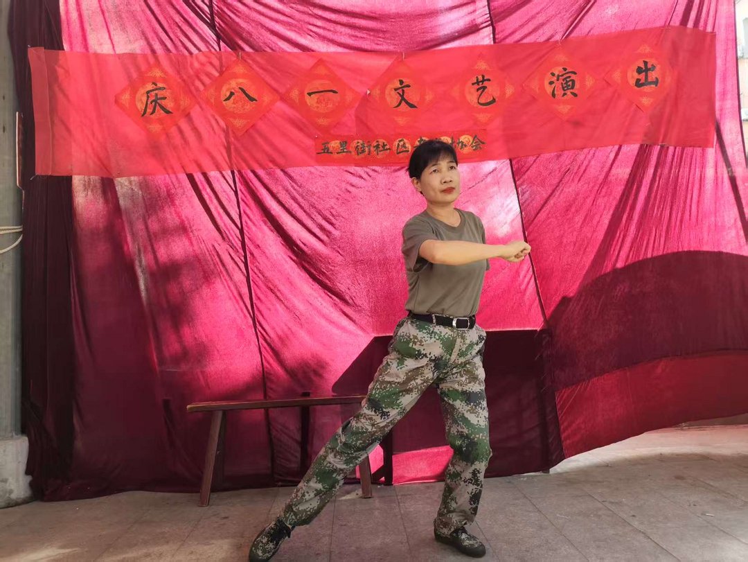 军歌庆八一 红韵颂军魂——福建永春县五里街社区老年协会举办庆“八一”文艺演出活动