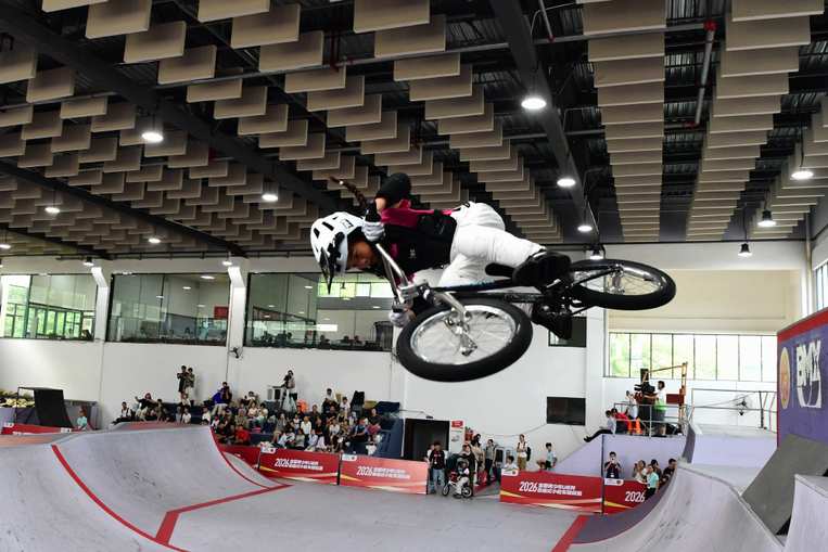 Over a hundred freestyle BMX athletes gather in Yingshan, Sichuan to showcase their skills in the air