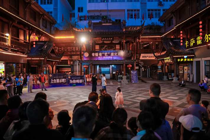 连续17天：“有情有‘艺’康定人”街头
