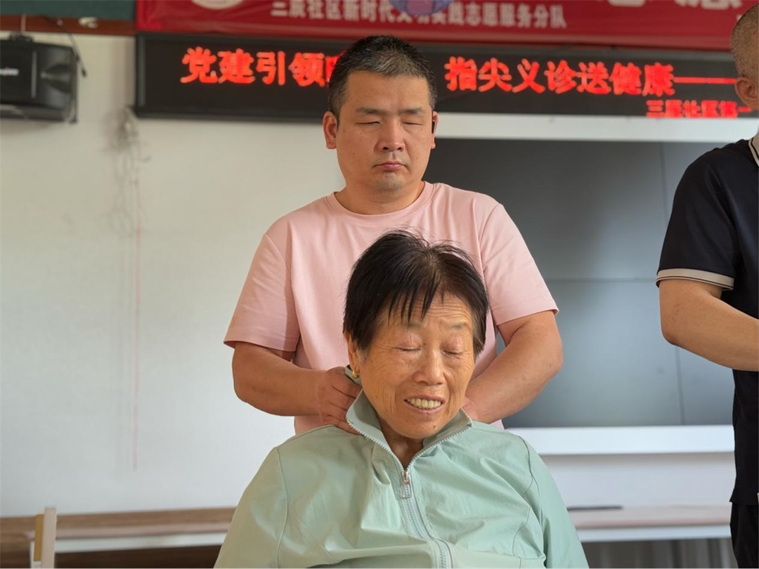 8月20日,榆阳区明珠路街道三辰社区联合市残疾人服务中心开展“党建引领暖民心 指尖义诊送健康”活动