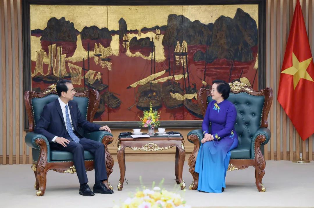 何炜大使会见越南政府副总理范氏清茶
