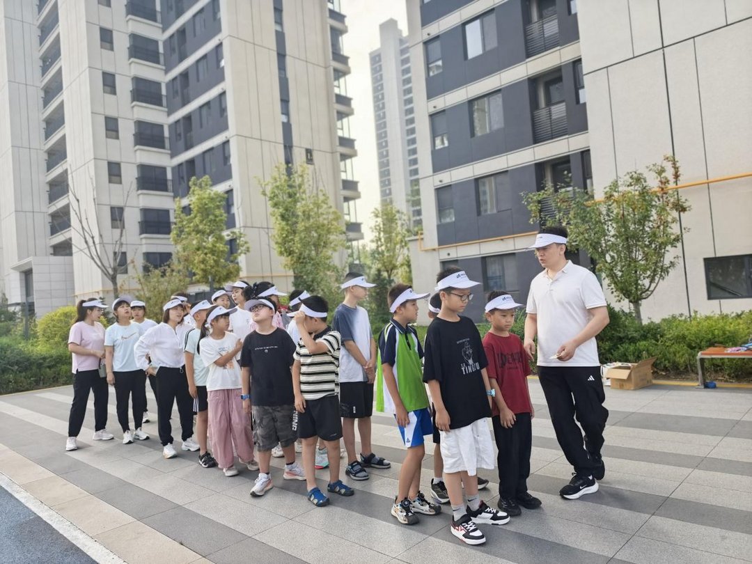 近日，榆阳区鼓楼街道二里半社区联合德通夏州府开展开学收心趣味运动会
