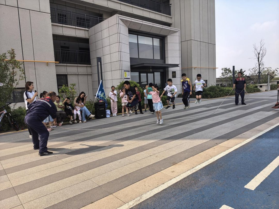 近日，榆阳区鼓楼街道二里半社区联合德通夏州府开展开学收心趣味运动会