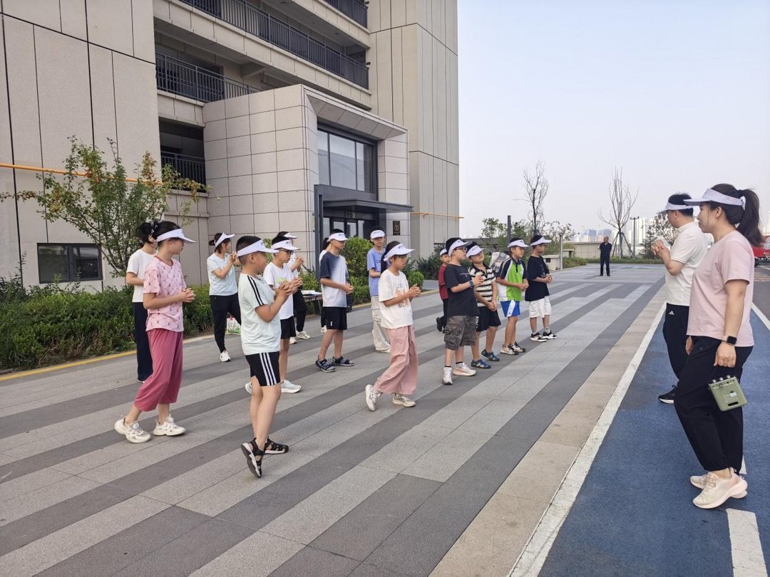 趣味运动收童心 活力满满启新程——榆阳区二里半社区开展开学收心趣味运动会