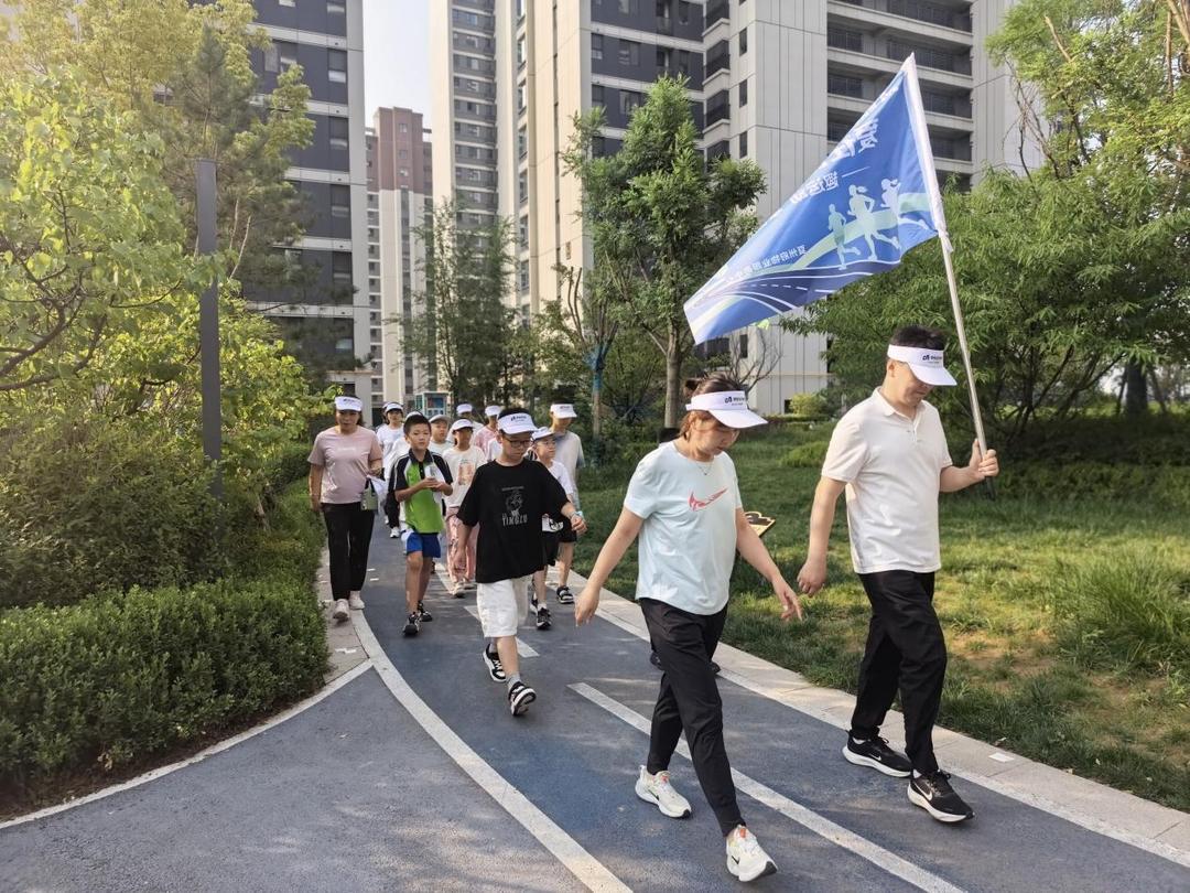 近日，榆阳区鼓楼街道二里半社区联合德通夏州府开展开学收心趣味运动会