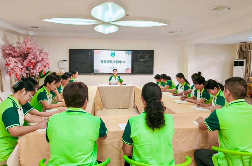 Strengthening Teacher Ethics and Cultivating Talents with Original Aspiration