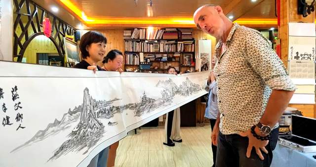 笔墨无界连中法 颖拓为桥通古今——法国友人走进贵州茫父书画院非遗工坊体验茫父颖拓艺术