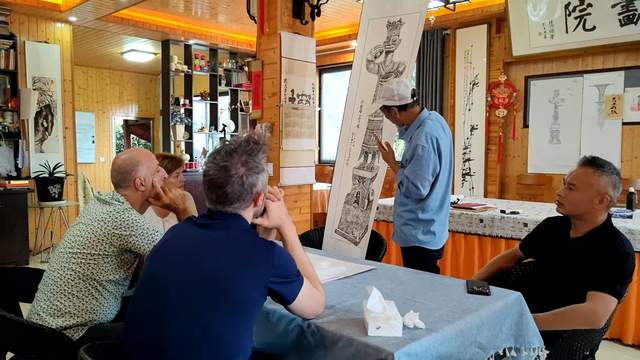 笔墨无界连中法 颖拓为桥通古今——法国友人走进贵州茫父书画院非遗工坊体验茫父颖拓艺术