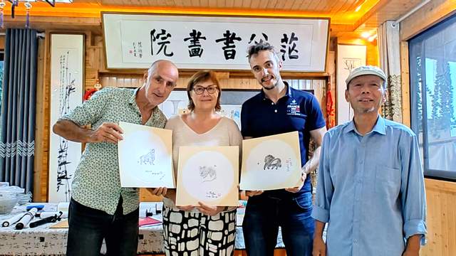 笔墨无界连中法 颖拓为桥通古今——法国友人走进贵州茫父书画院非遗工坊体验茫父颖拓艺术