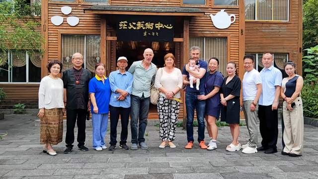 笔墨无界连中法 颖拓为桥通古今——法国友人走进贵州茫父书画院非遗工坊体验茫父颖拓艺术