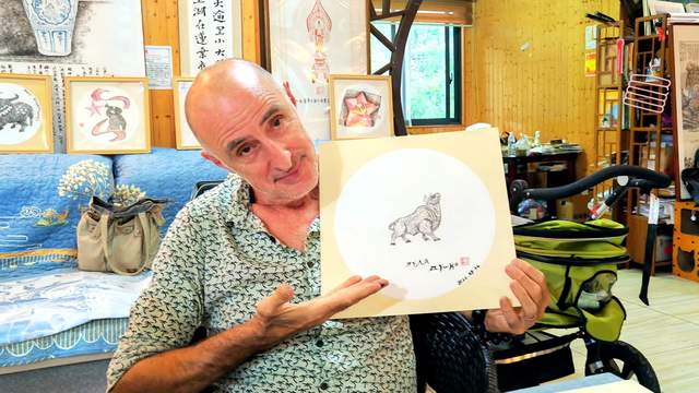 笔墨无界连中法 颖拓为桥通古今——法国友人走进贵州茫父书画院非遗工坊体验茫父颖拓艺术