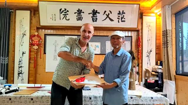 笔墨无界连中法 颖拓为桥通古今——法国友人走进贵州茫父书画院非遗工坊体验茫父颖拓艺术