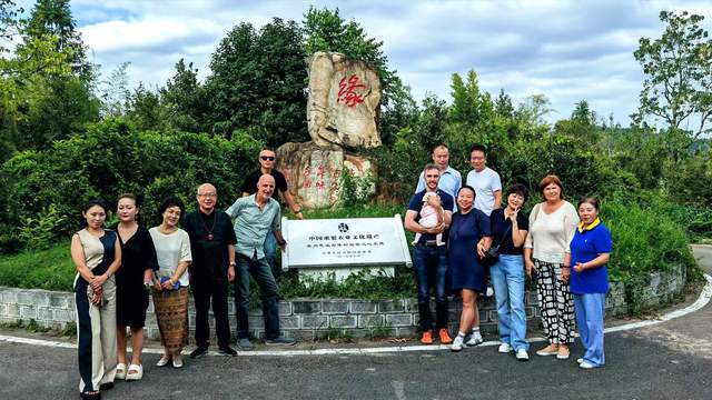 笔墨无界连中法 颖拓为桥通古今——法国友人走进贵州茫父书画院非遗工坊体验茫父颖拓艺术