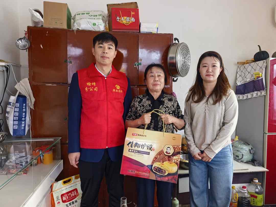 9月18日上午,榆阳区崇文路街道学院社区联合双报到单位陕交控榆靖分公司开展中秋慰问,为15户困难家庭及环卫工人送去物资与祝福。