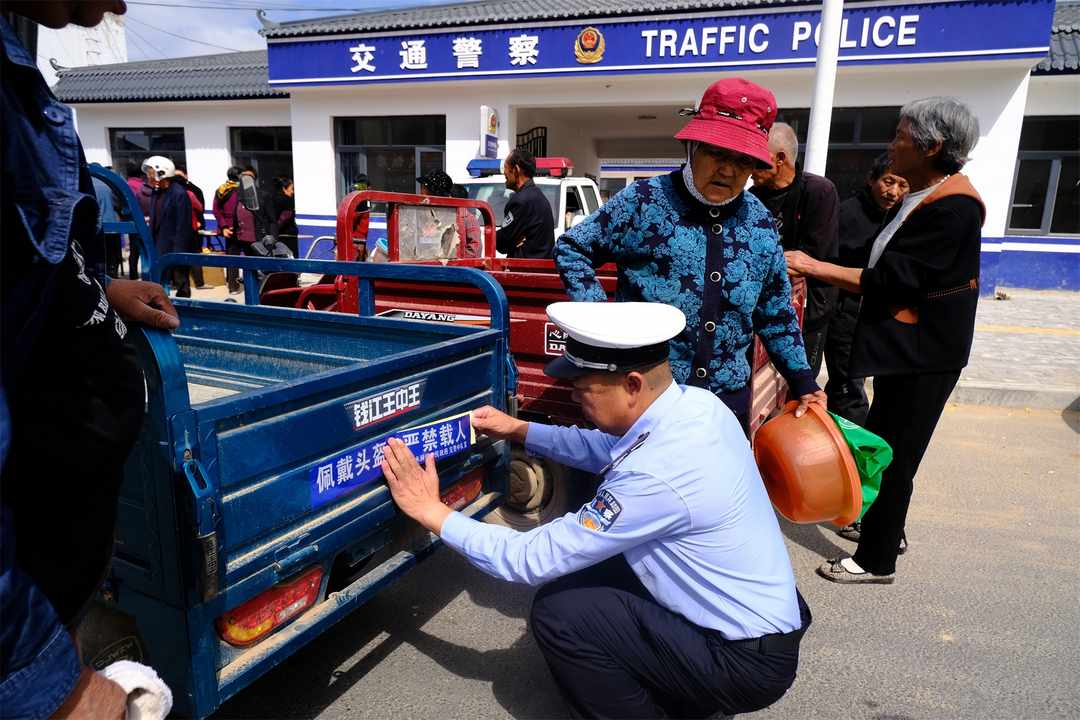 9月18日,靖边县杨米涧镇联合交警中队借农村集市开展节前交通安全宣传。