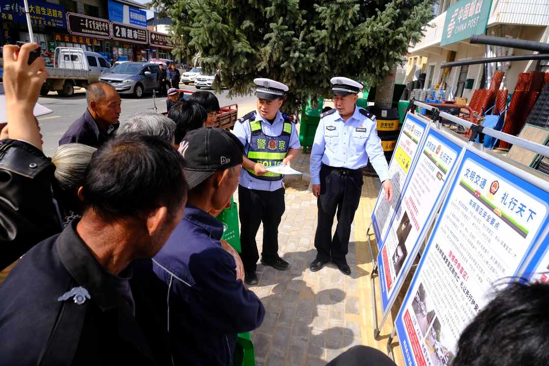 9月18日,靖边县杨米涧镇联合交警中队借农村集市开展节前交通安全宣传。