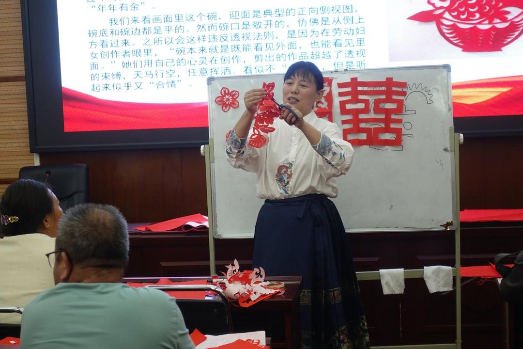 9月14日至21日,榆林市现代农业培训中心举办高素质农民乡土文化能人培训班,75名基层文化骨干参训。