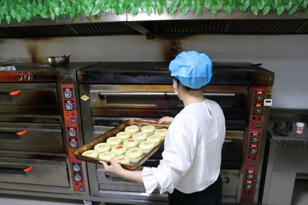 9月21日,榆阳区金沙路街道福利路社区组织居民开展手工月饼制作活动,大家分工协作揉面、包馅、压花、封装,在烟火气中感受中秋韵味。