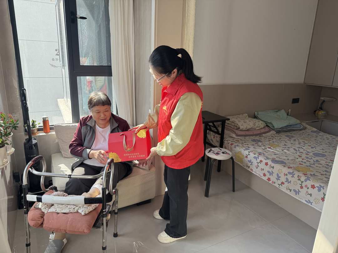 社区将做好的月饼上门慰问辖区20户特殊群体家庭,传递节日温情。