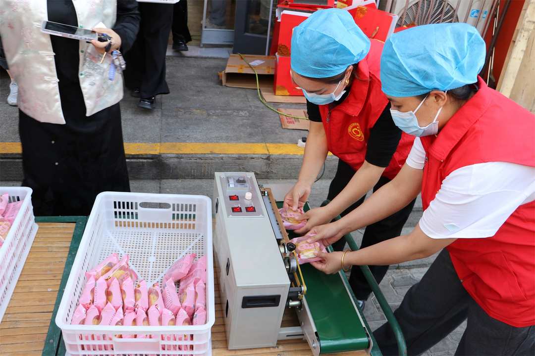 9月21日,榆阳区金沙路街道福利路社区组织居民开展手工月饼制作活动,大家分工协作揉面、包馅、压花、封装,在烟火气中感受中秋韵味。